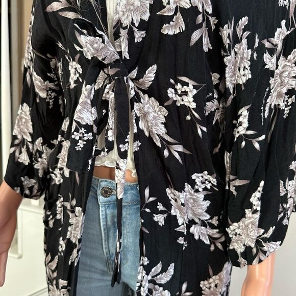Spiritual Gangster black floral tie front kimono - Picture 3 of 12